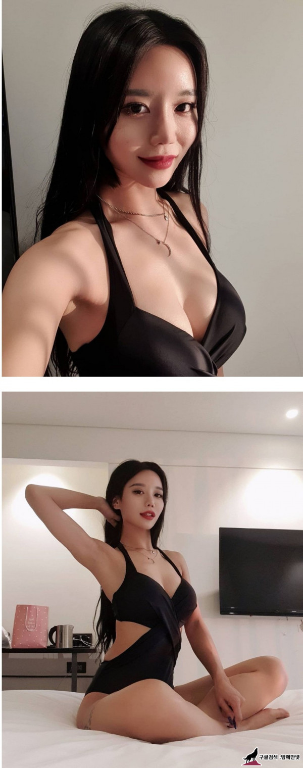 치어리더 블랙 수영복 가슴골 img #1